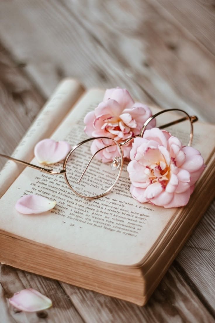 Libro con rosas y lentes