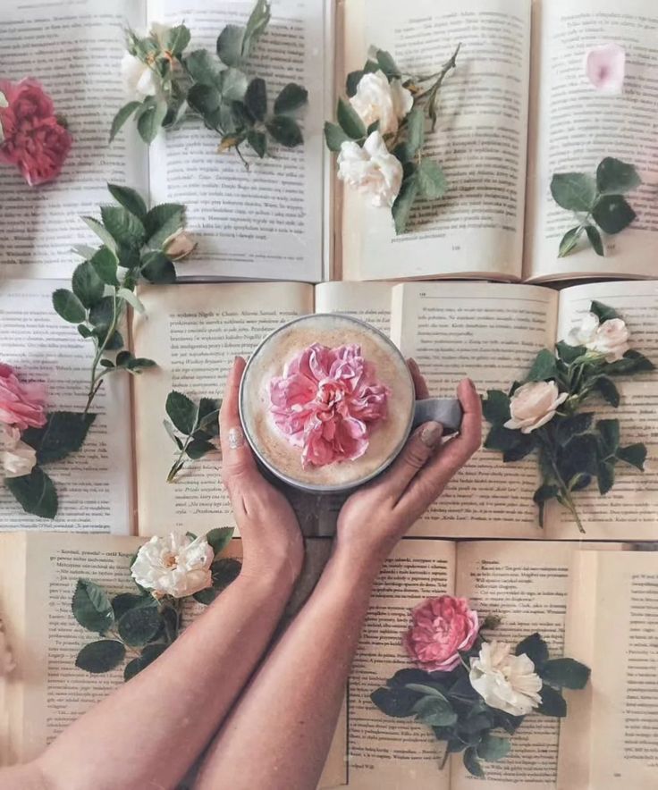 Libros con flores y café