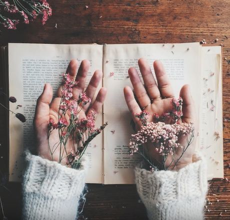 Manos con flores silvestres