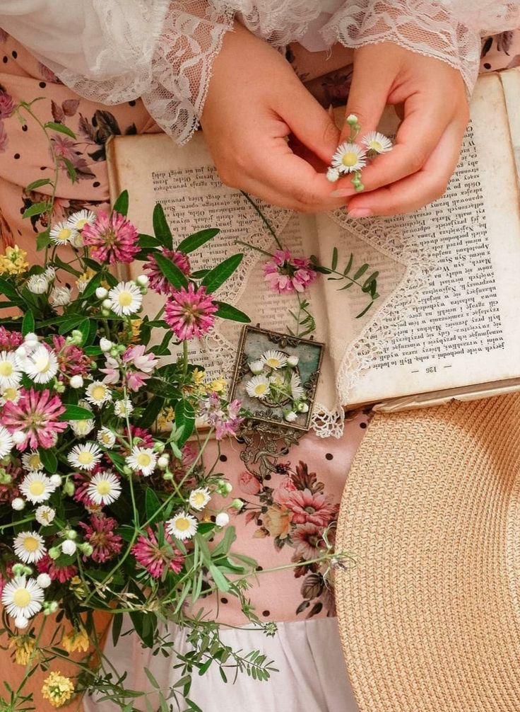 Libro con flores de campo